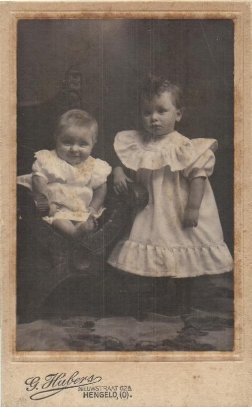 CDV - G. Hubers - Nieuwstraat -Hengelo (O) -Kindjes, Gebruikt, Foto, Ophalen of Verzenden, Voor 1940