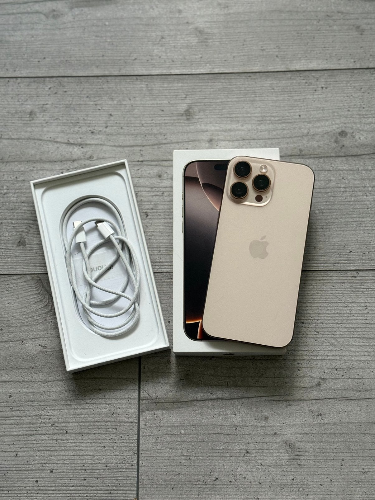 iPhone 16 Pro Max – Desert Titanium – 256 GB – Batterij 100%, 100 %, Goud, Ophalen, 256 GB