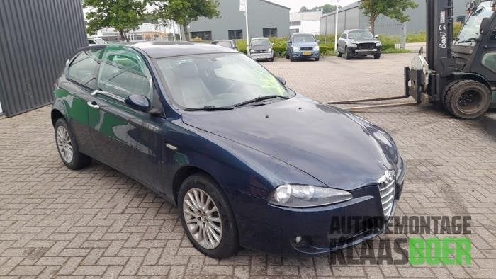 Scherm rechts-voor van een Alfa Romeo 147, Gebruikt, -, -, 6 maanden garantie