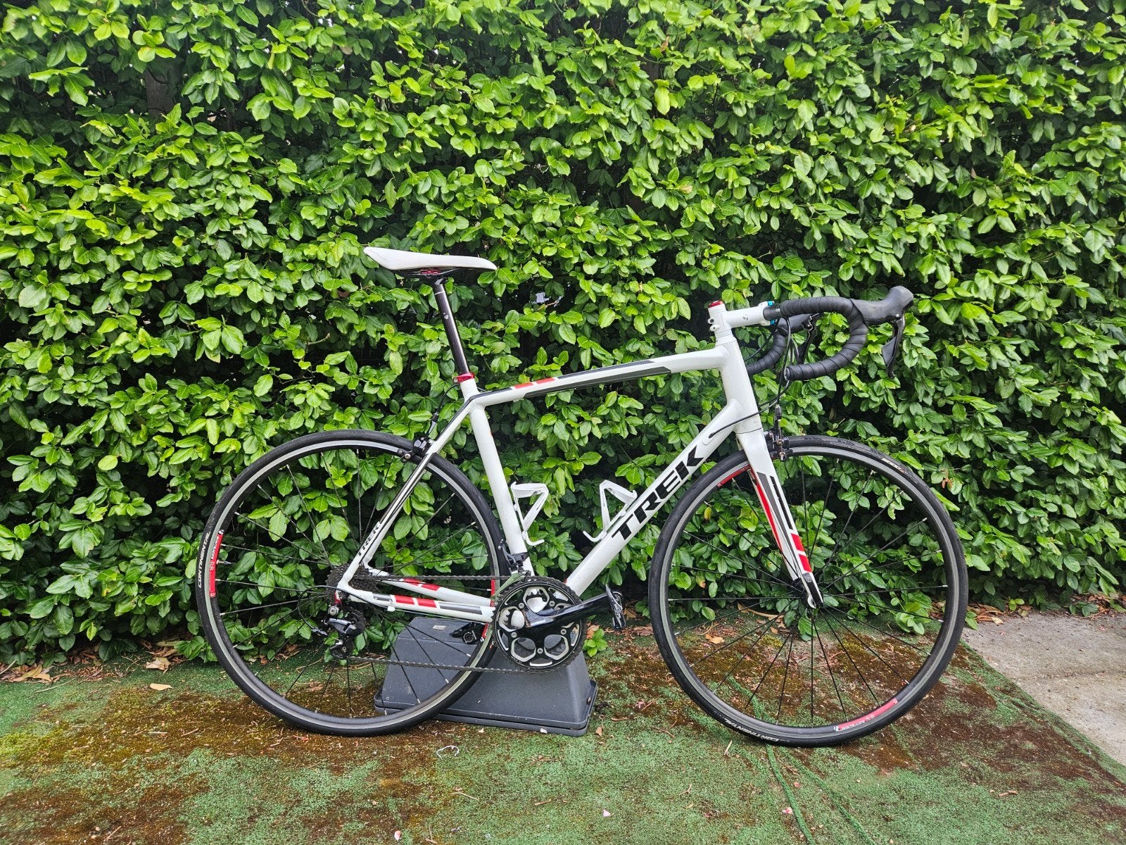 Trek Madone 2.1 Racefiets - Wit/Rood/Zwart, Fietsen en Brommers, Fietsen | Racefietsen, Gebruikt, Velgrem, Aluminium, Meer dan 20 versnellingen