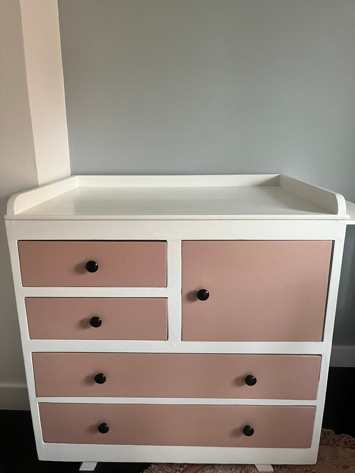 Retro commode van hout (wit en oudroze), Ophalen, Gebruikt, 50 tot 70 cm, 100 cm of meer