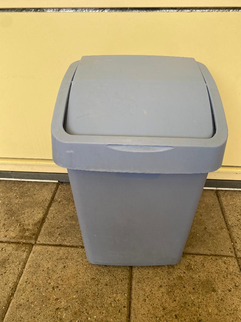 Kunststof prullenbak van merk Curver,, Kunststof, 40 liter of meer, Ophalen of Verzenden, Zo goed als nieuw