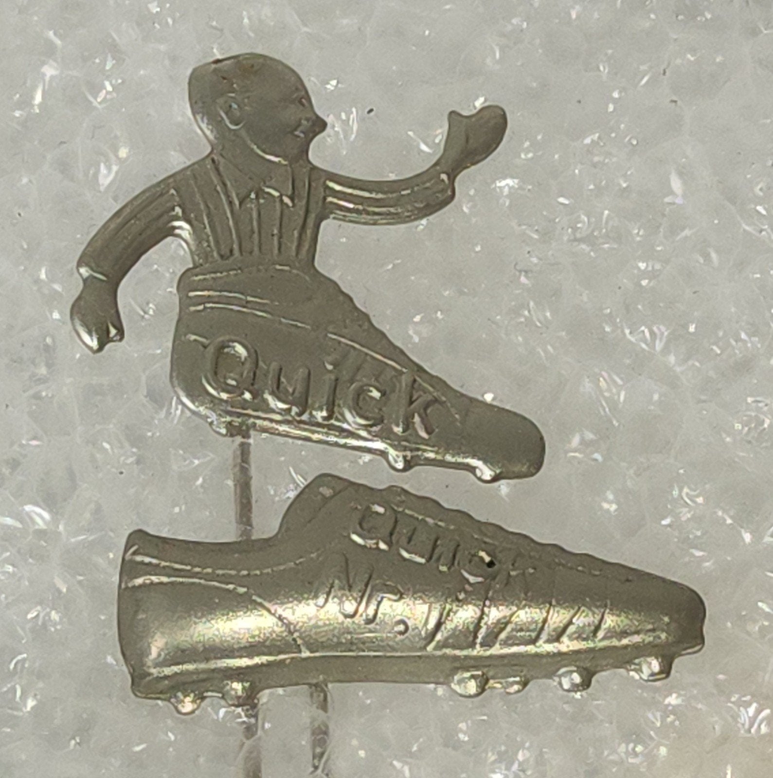 2 Speldjes Quick Voetbalschoen - Vintage Voetbal, Ophalen of Verzenden, Gebruikt, Sport, Speldje of Pin