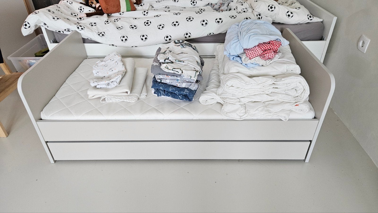 kinderbedje met lade, matras en beddengoed, Ophalen, Modern kinderbed, Gebruikt, Wit