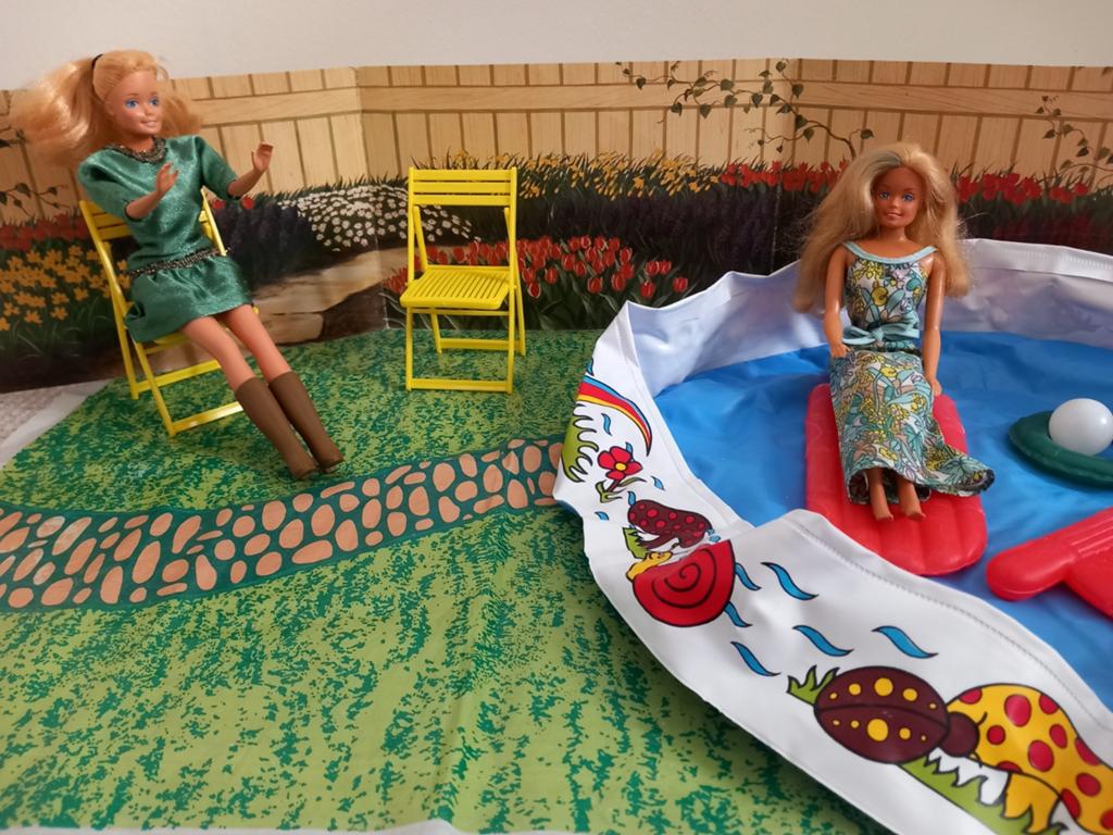 Twee barbiepoppen met zwembad en accessoires, Ophalen of Verzenden, Gebruikt