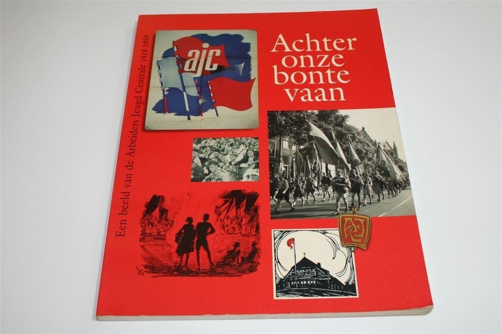 Achter Onze Bonte Vaan — Fotoboek van de AJC [1918-1959], Ophalen of Verzenden, Gelezen