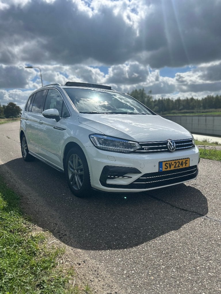 Volkswagen Touran 1.4 DSG-7 R-Line Highline 7Persoons / Pano, Auto's, Stof, 4 cilinders, Wit, Origineel Nederlands