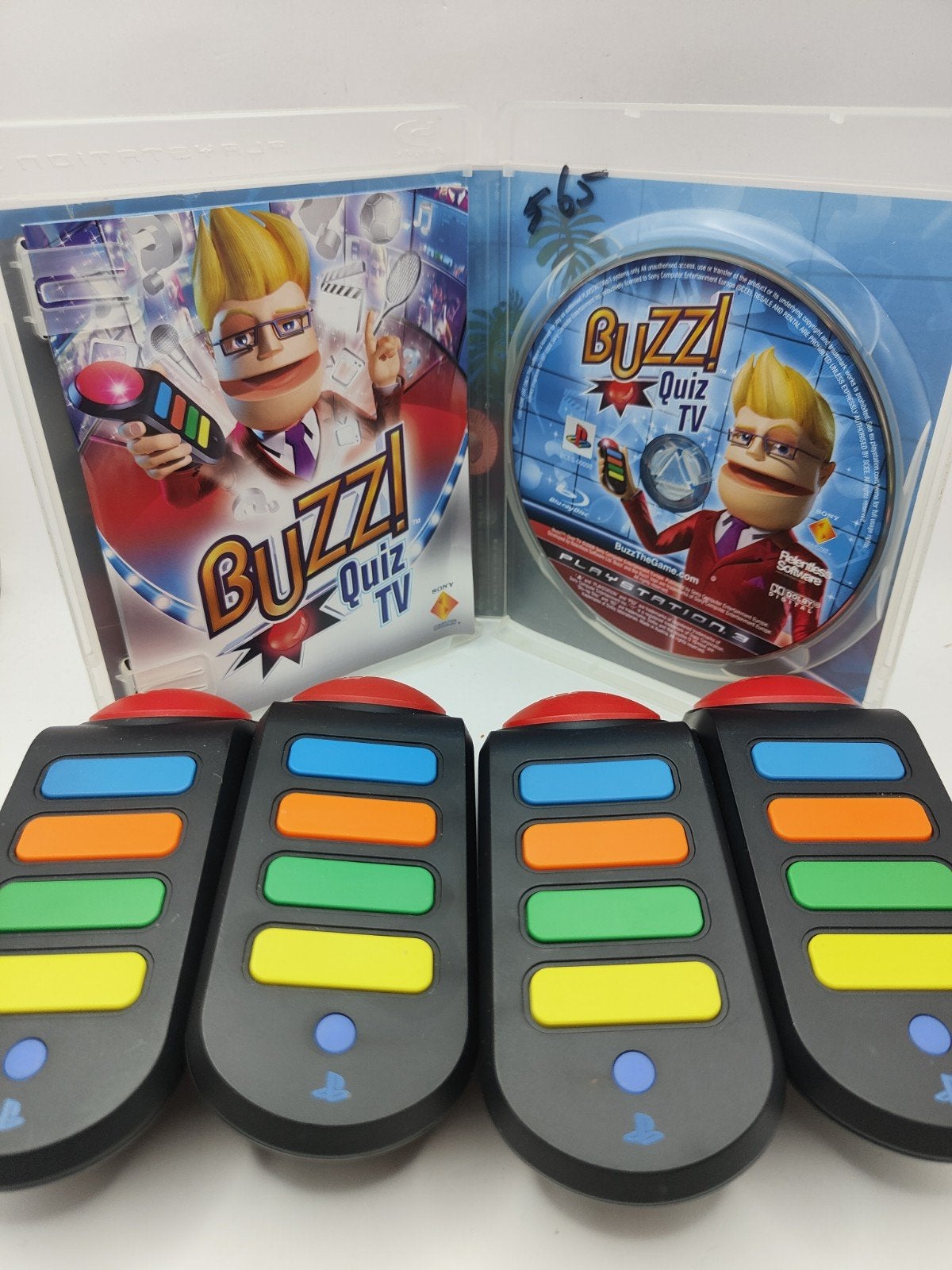 Buzz! Quiz TV PS3 met 4 Buzzers en opbergzak, Overige genres, Ophalen of Verzenden, Zo goed als nieuw, Eén computer
