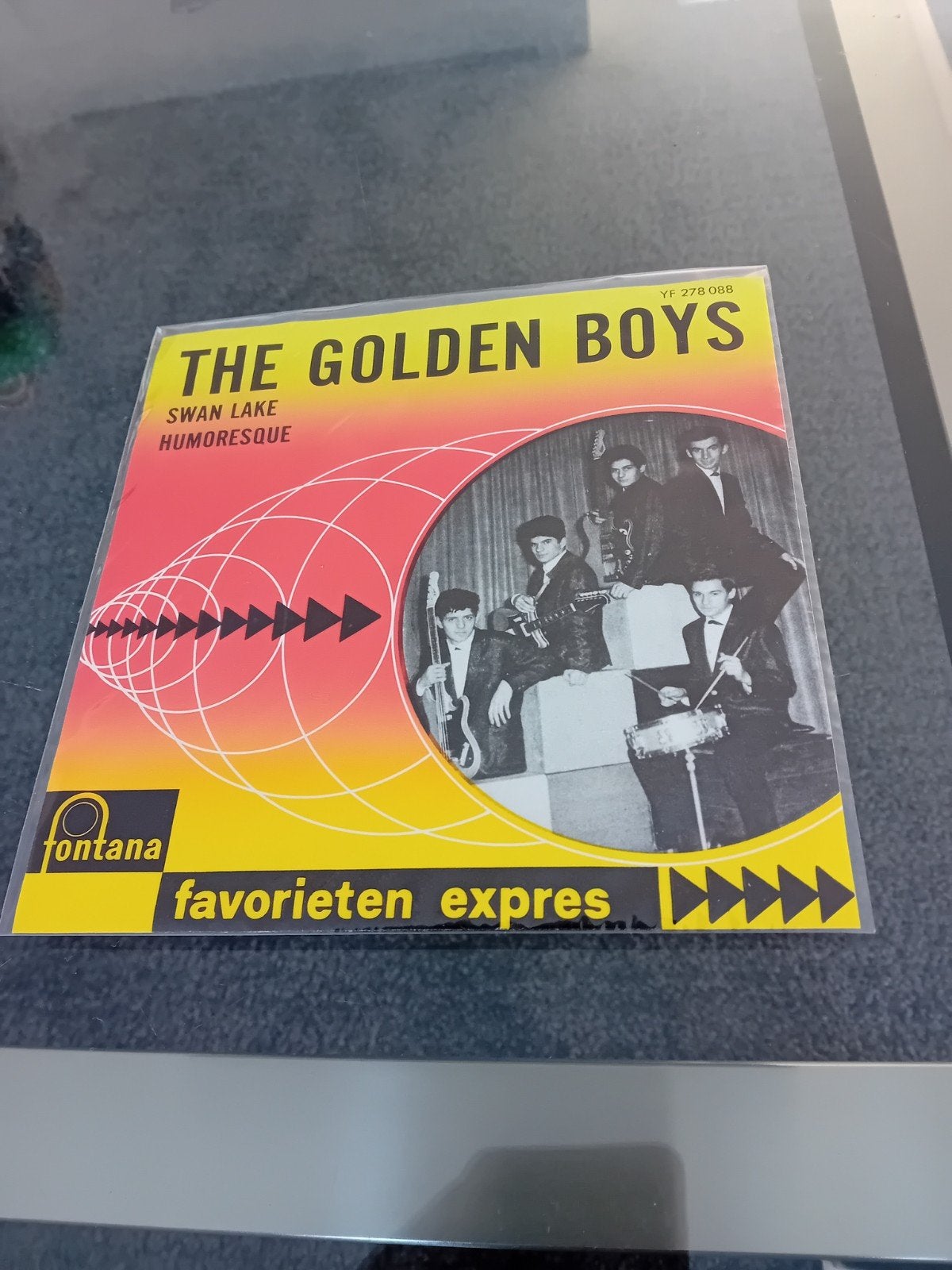 Favorieten Expres,The Golden Boys,Swan Lake., 7 inch, Zo goed als nieuw, Pop, Beschermende buitenhoes