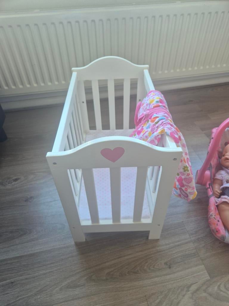 Houten poppenledikant wit met hartje, Ophalen of Verzenden, Gebruikt, Babypop