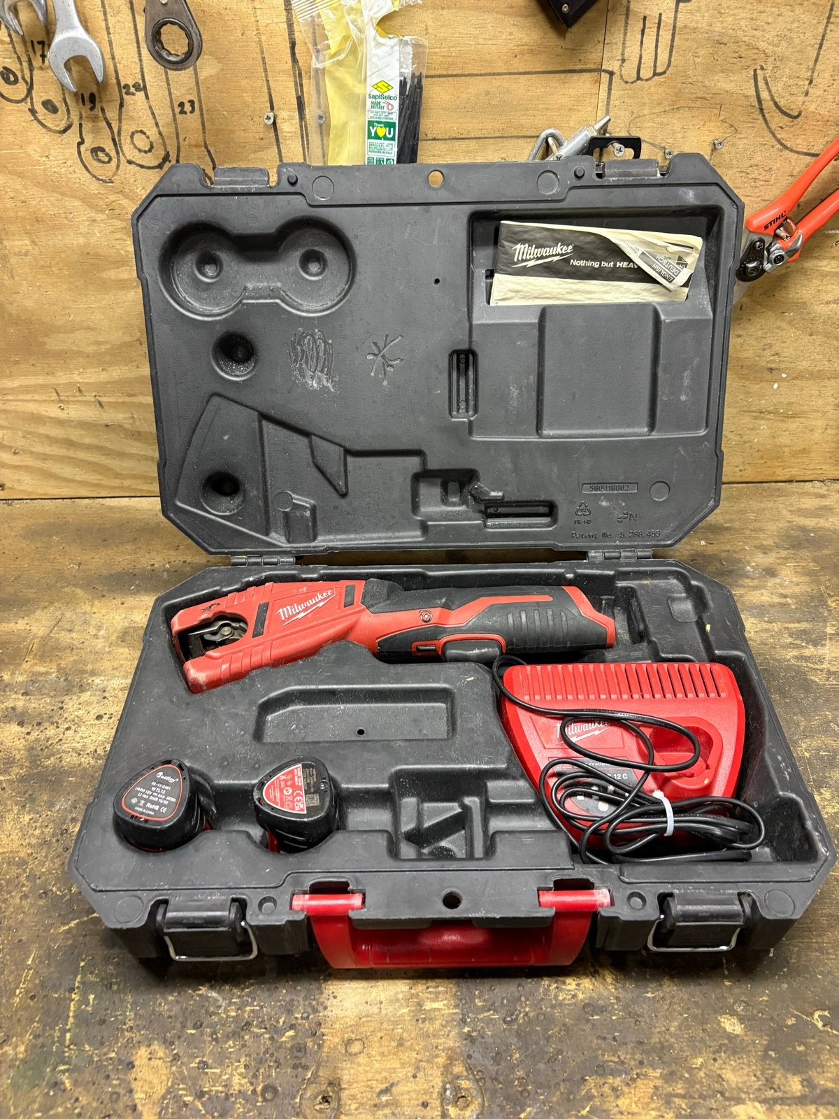 Milwaukee C12 PC Pijpsnijder met accu en lader, Ophalen of Verzenden, Gebruikt