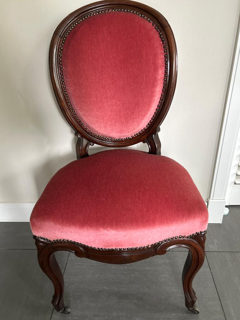 Antieke stoel met roze fluwelen bekleding, Ophalen
