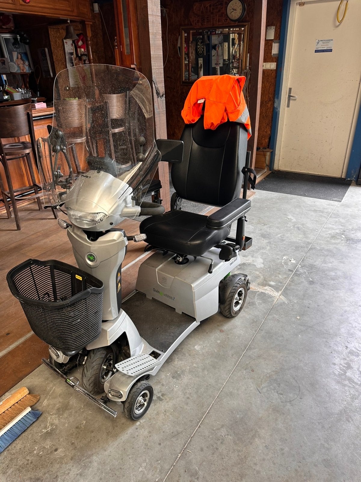 Scootmobiel 5 wielen zilvergrijs 1 jaar oud met camera, Diversen, Ophalen, Zo goed als nieuw, Elektrische rolstoel