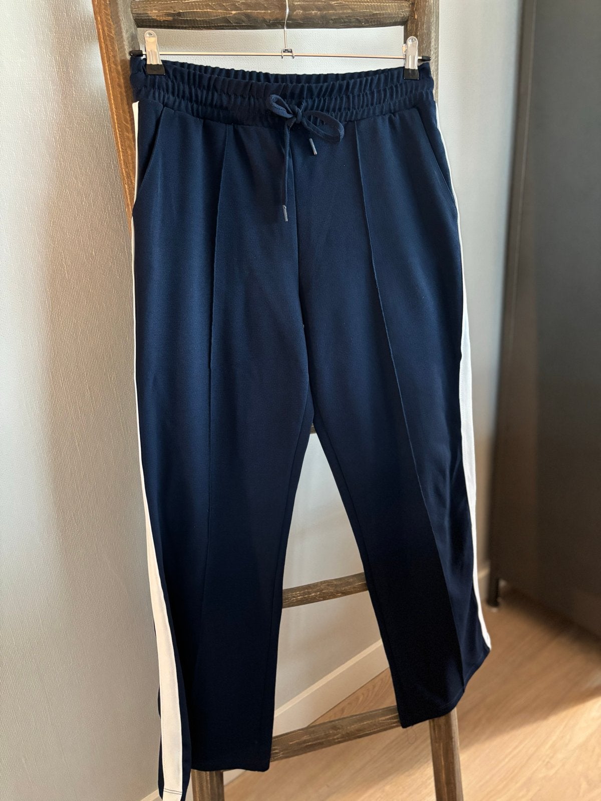 Comfy donkerblauwe broek Wibra maat 40 met witte bies, Maat 38/40 (M), Zo goed als nieuw, Lang, Verzenden