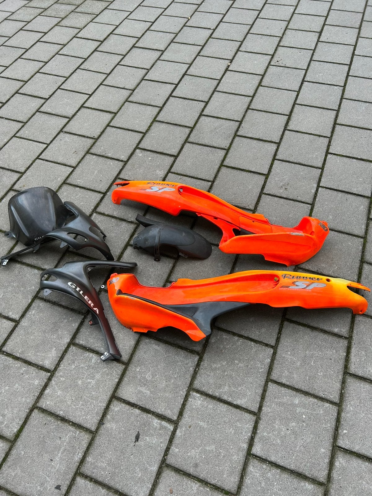 Runner fluo rosso kappenset origineel, Motoren, Ophalen of Verzenden