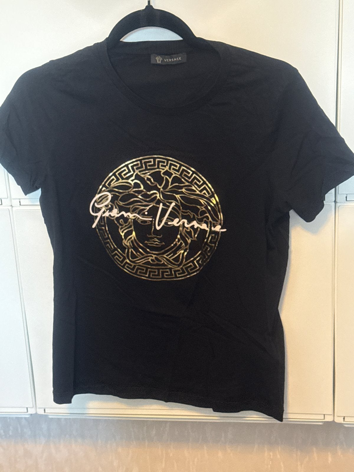 Versace T-shirt Zwart met Gouden Medusa Logo, Zwart, Zo goed als nieuw, Korte mouw, Ophalen