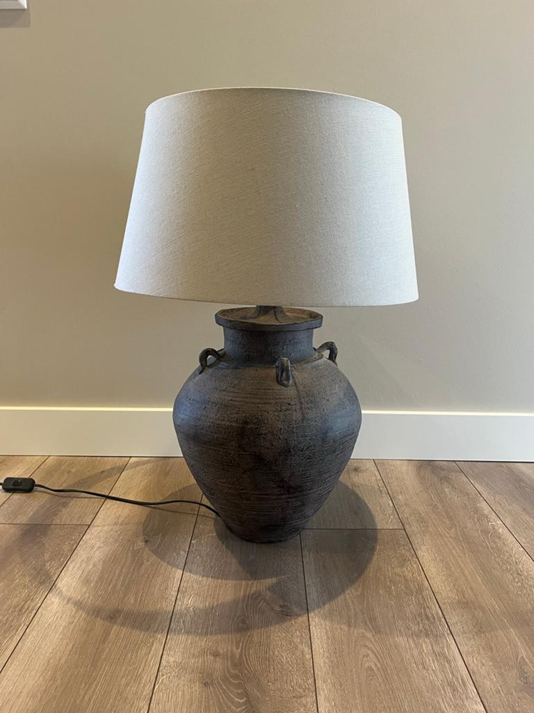 Grote kruiklamp met zandkleurige kap - Bruintinten, Huis en Inrichting, Lampen | Tafellampen, Ophalen, Gebruikt, Overige materialen