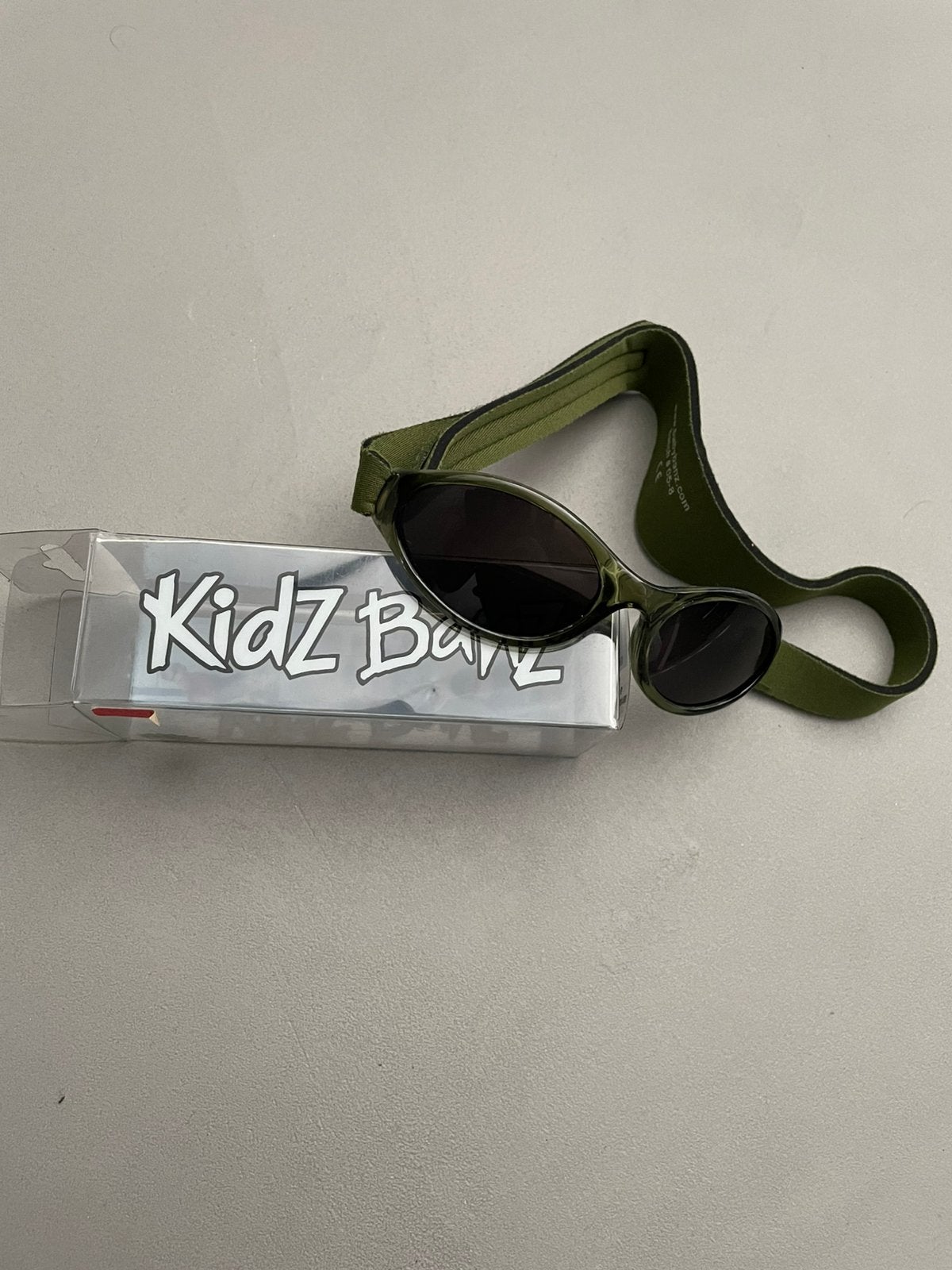 Kidz Banz legergroene zonnenbril, Ophalen of Verzenden, Nieuw