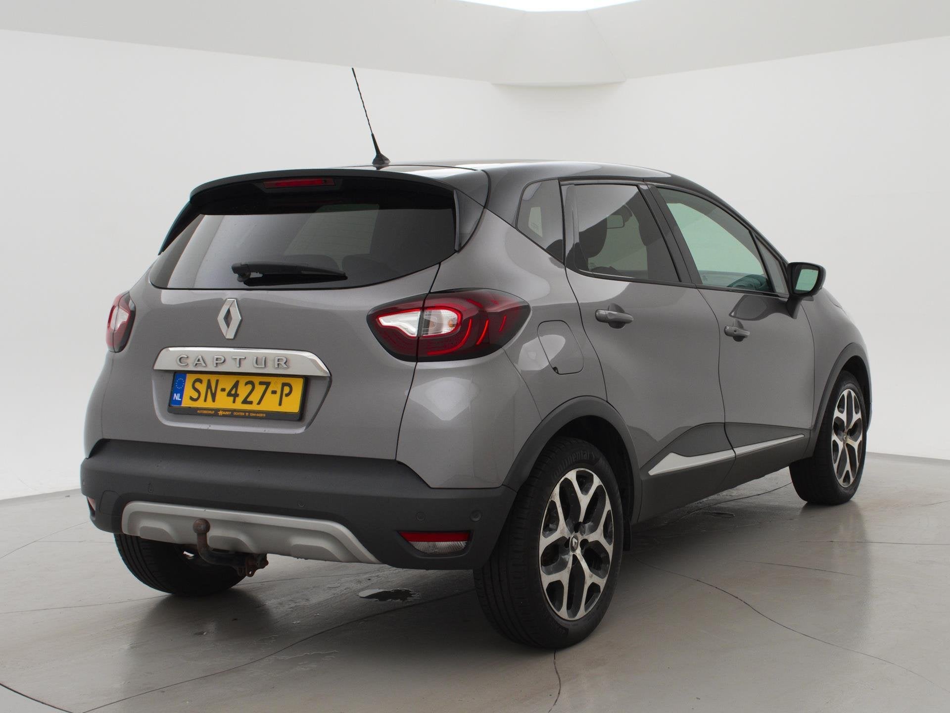 Renault Captur 0.9 TCe INTENS + CAMERA / TREKHAAK / NAVIGATI, Voorwielaandrijving, 898 cc, Stof, Gebruikt