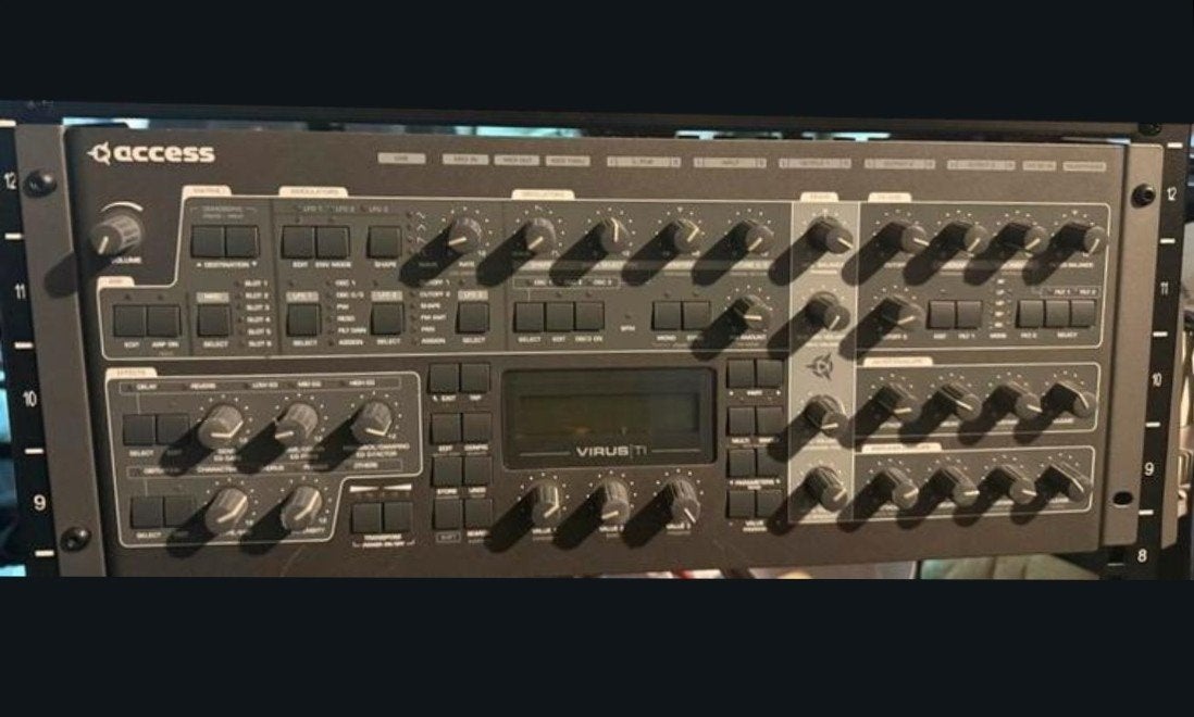 Virus ti2 desktop synthesizer with rack ears, Ophalen of Verzenden, Zo goed als nieuw, Overige aantallen, Overige merken