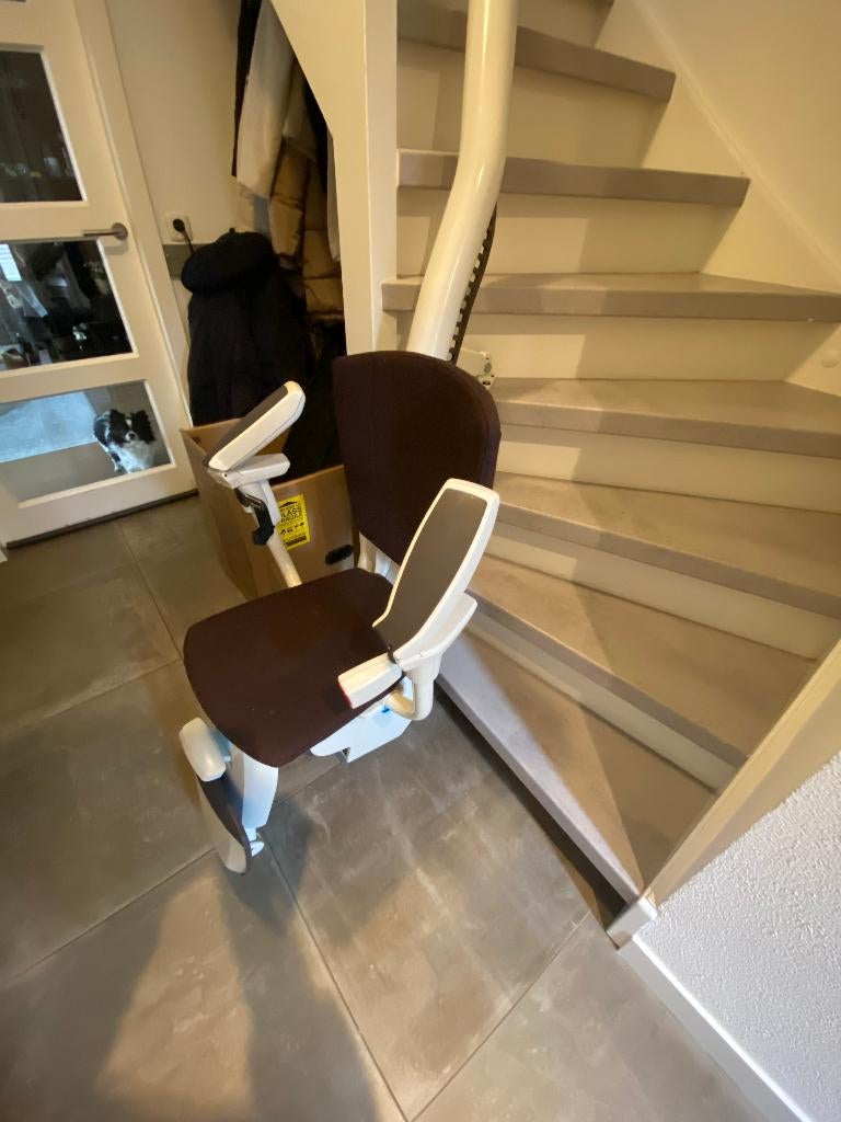 Traplift Thyssenkrupp €2000 (z.g.a.n. incl. maatvoering), Ophalen, Zo goed als nieuw, Met bocht