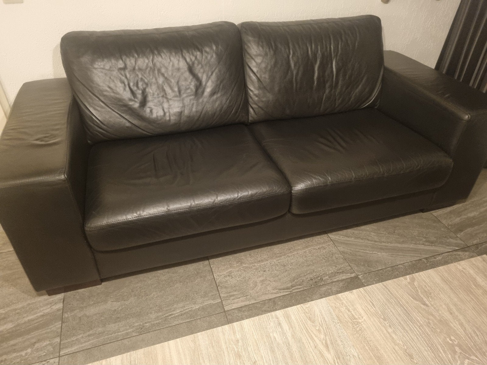 Zwarte leren bank in prima staat - 210x90 cm, Huis en Inrichting, Ophalen, Gebruikt, Driepersoons, Rechte bank