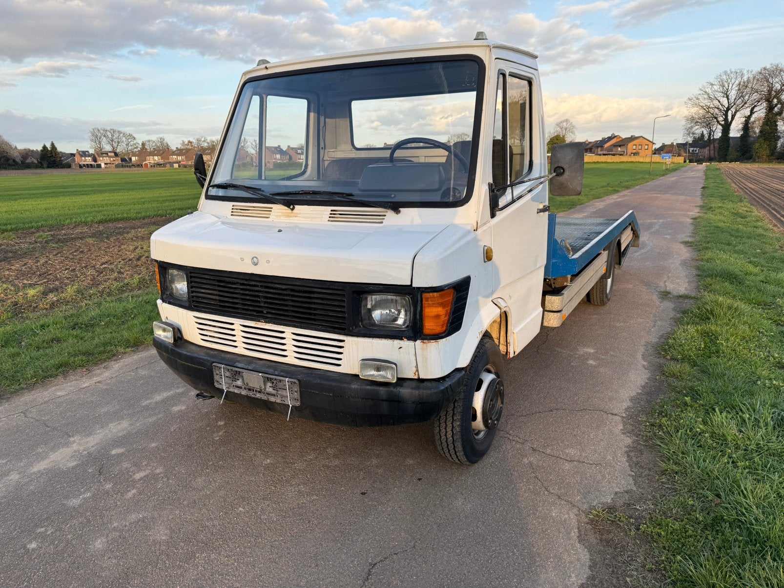 Mercedes T1 410 Oprijwagen Benzine Bouwjaar 1989, Auto's, Mercedes-Benz, 242 pk, 1730 kg, Bedrijf, 5 stoelen