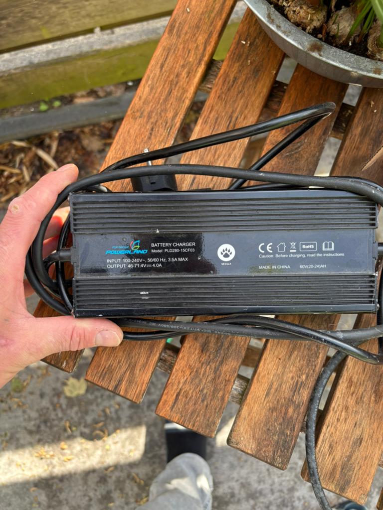 Monasso Grace elektrische scooter oplader, Fietsen en Brommers, Brommeronderdelen | Scooters, Ophalen of Verzenden, Zo goed als nieuw