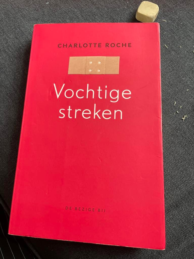 Vochtige streken - Charlotte Roche (roman), Boeken, Ophalen of Verzenden, Gelezen, Europa overig