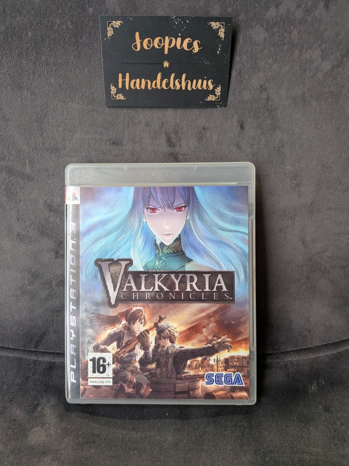 Valkyria Chronicles – PS3 – Compleet met Handleiding – PAL, SEGA Europe Ltd., 27 Great West Road, Brentford, Middlesex, TW8 9BW, UK