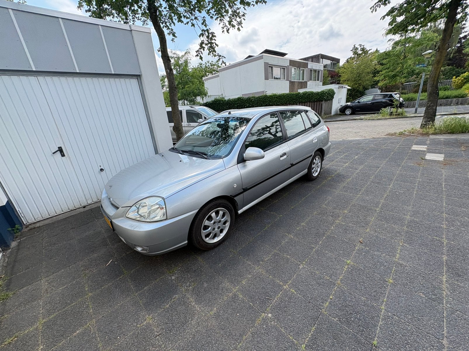 Kia Rio 1.5 I 16V HB 2004 Grijs, Auto's, Voorwielaandrijving, 4 cilinders, 49 €/maand, Origineel Nederlands