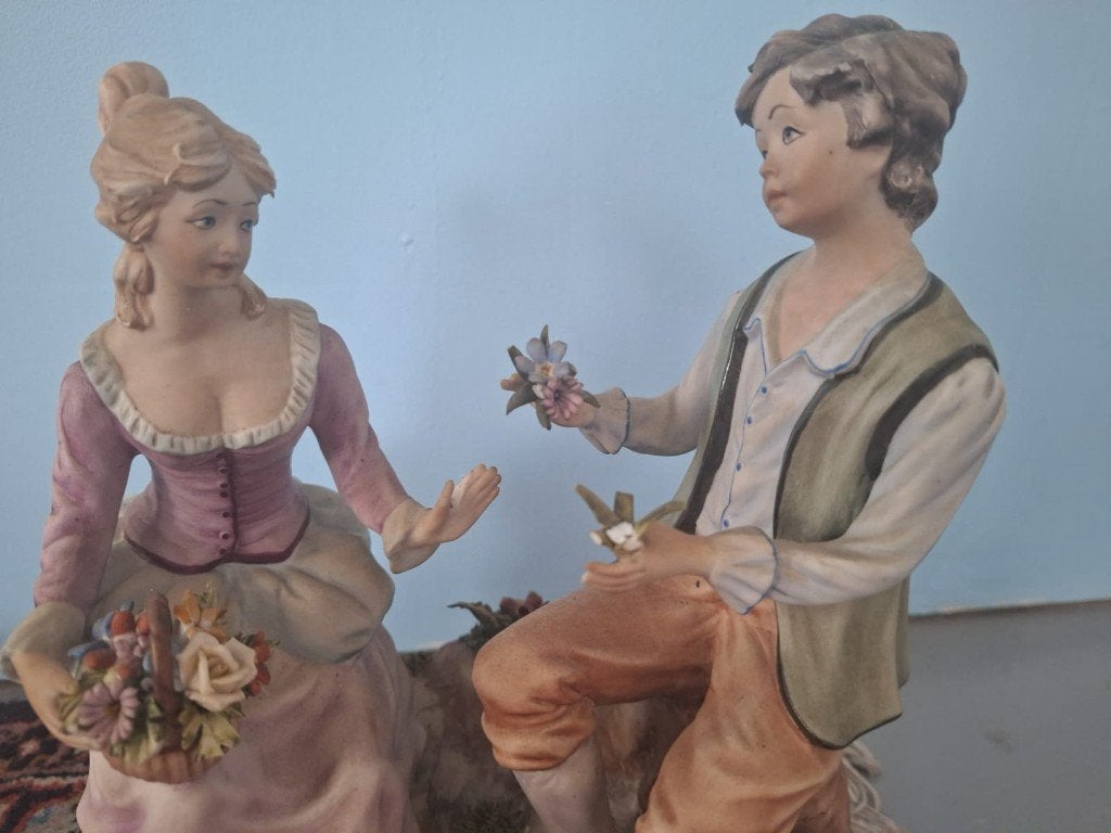 Romantisch Beeld: Man en Vrouw met Bloemen, Antiek en Kunst, Groep mensen, Ophalen of Verzenden, 20 - 50 cm, Steen of Keramiek