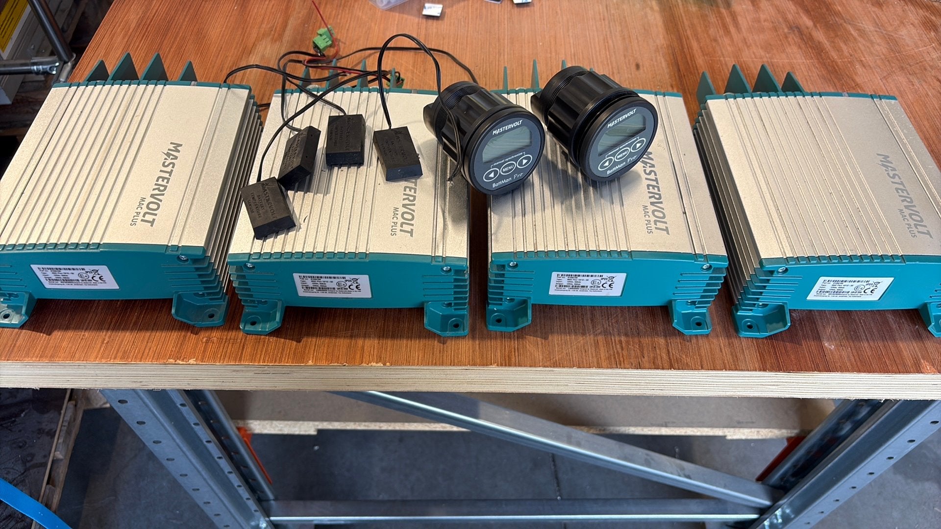 4x Mastervolt Mac Plus - 50Ah omvormer met sensor 2x display, Ophalen of Verzenden, Gebruikt, Motor en Techniek
