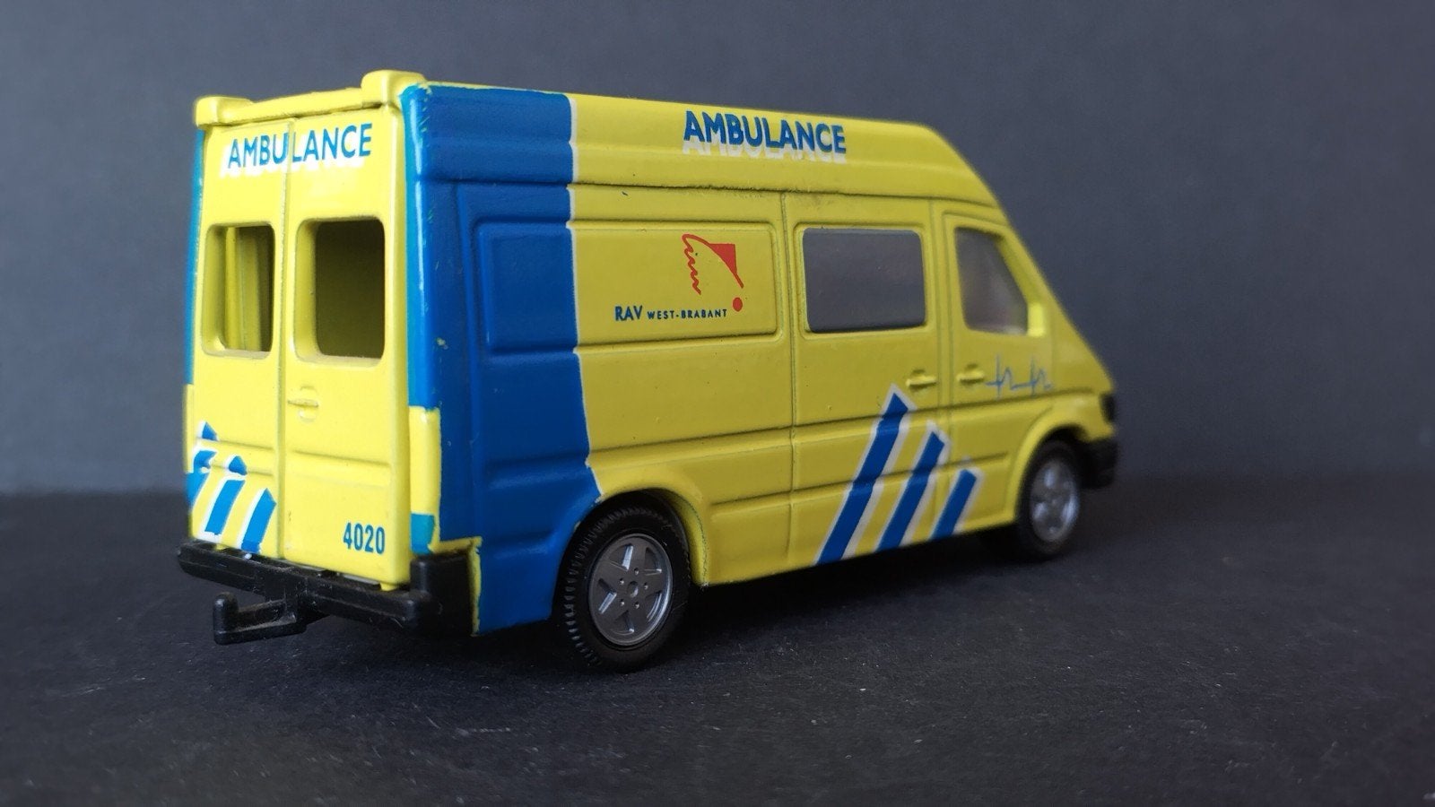Mercedes Benz Rav West Brabant ambulance Siku Pol, Verzenden, Zo goed als nieuw, Bus of Vrachtwagen, Sieper