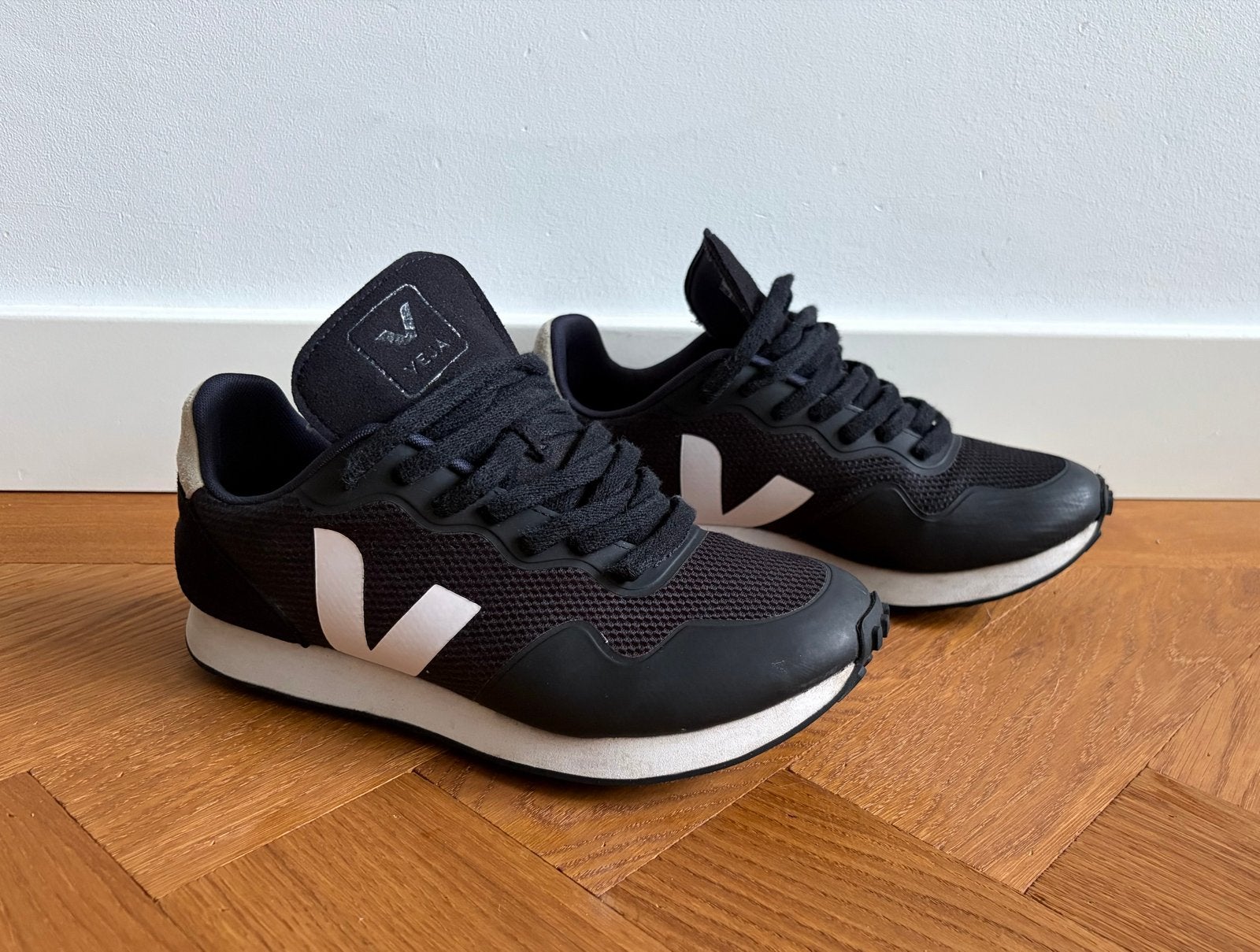 Veja Runner Style Sneakers Zwart Maat 40, Zwart, Ophalen of Verzenden, Sneakers of Gympen, Zo goed als nieuw