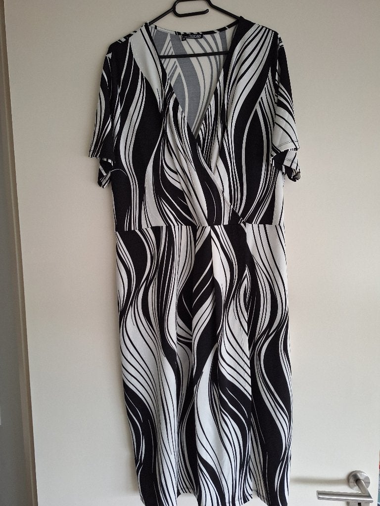Jurk maat 46 van Norah zwart met wit valt onder de knie, Kleding | Dames, Jurken, Zwart, Maat 46/48 (XL) of groter, Ophalen of Verzenden