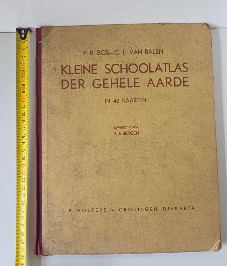 Kleine Schoolatlas der Gehele Aarde - 1952, Boeken, Atlassen en Landkaarten, Gelezen, Ophalen of Verzenden, 1800 tot 2000, Wereld