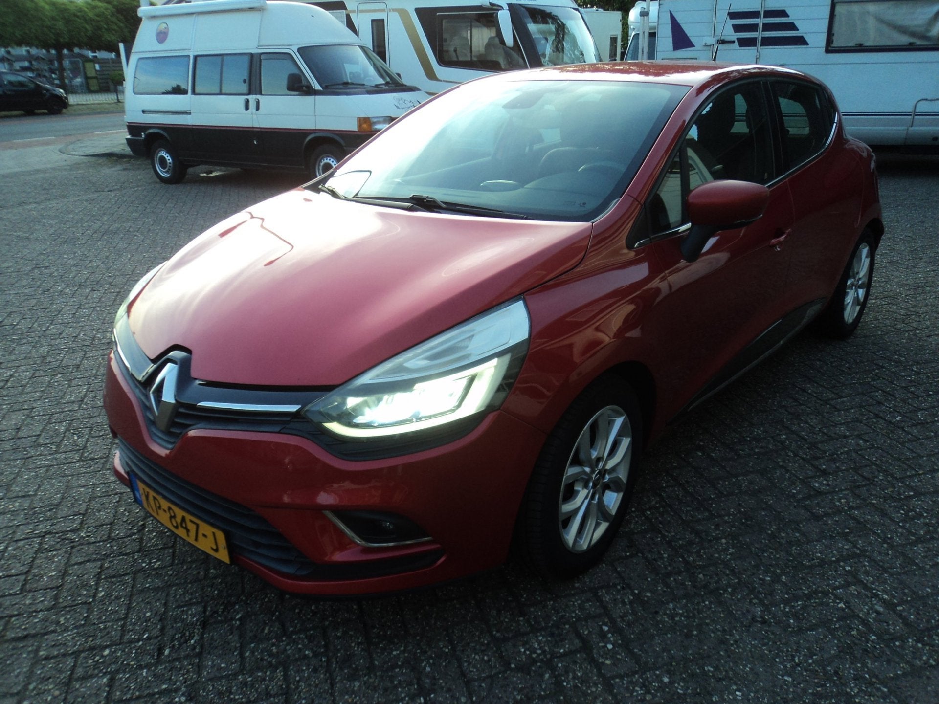 Renault Clio 0.9 TCe Intens Stoelverwarming Cruise Navi, Auto's, Voorwielaandrijving, 898 cc, Gebruikt, Leder en Stof