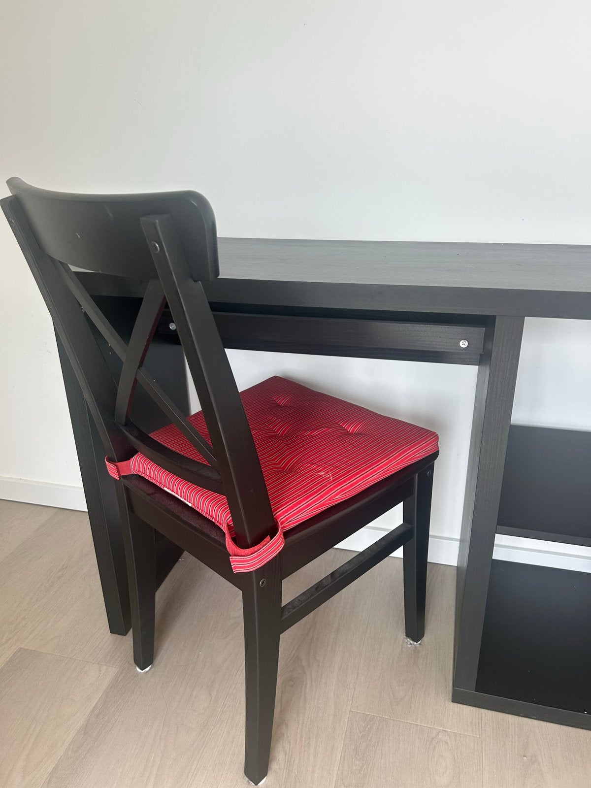 Zwarte houten stoel rosentorp ikea met rood kussen, Ophalen, Zwart, Zo goed als nieuw, Eén