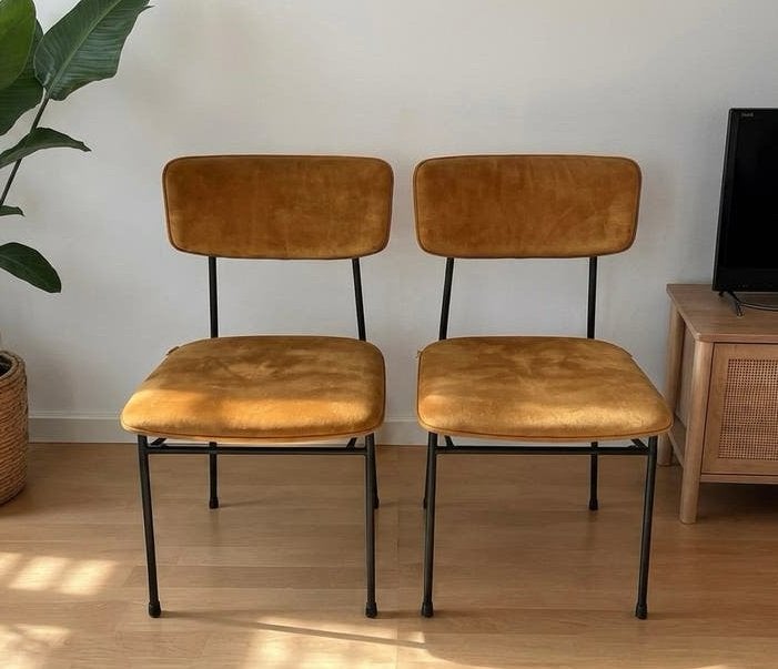 2x Movani eetkamerstoelen – okergeel velvet, Huis en Inrichting, Stoelen, Ophalen, Gebruikt, Twee, Overige kleuren