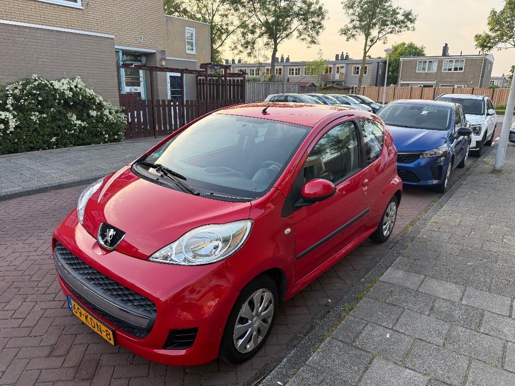 Peugeot 107 1.0 12V 3DR 2-TRONIC 2009 Rood AUTOMAAT, Auto's, Peugeot, Stof, Zwart, 68 pk, Origineel Nederlands