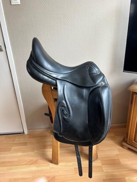 Prestige Venus zadel 17 inch, Dieren en Toebehoren, Paarden en Pony's | Zadels, Ophalen, Zo goed als nieuw, Dressuur