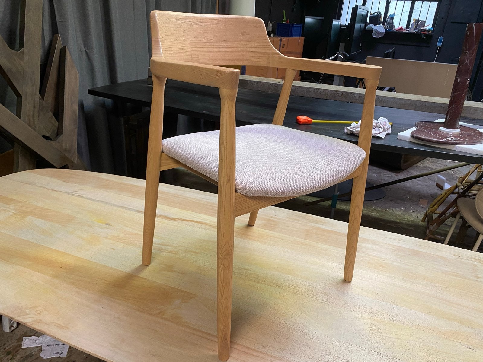 Japandi Stoel Yorick - Massief Essen met Beige Zitting, Huis en Inrichting, Stoelen, Ophalen, Overige kleuren, Nieuw, Vijf, Zes of meer stoelen