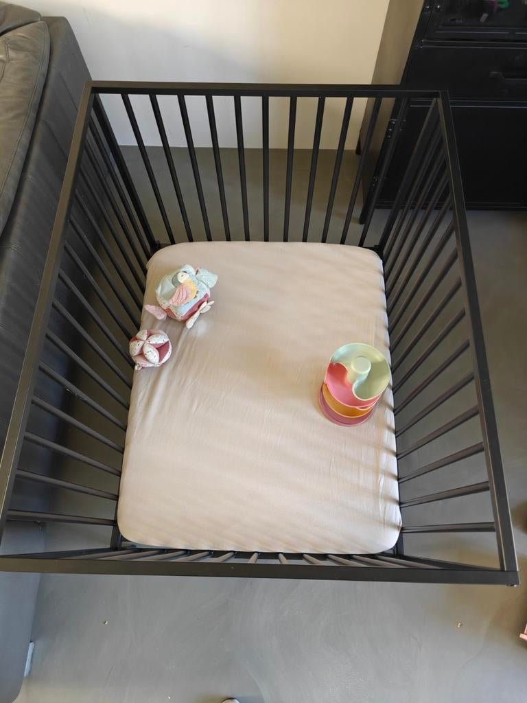 Zwarte metalen box 104x84 cm - Zo goed als nieuw, Kinderen en Baby's, Boxen, Ophalen, Zo goed als nieuw, Rechthoekig