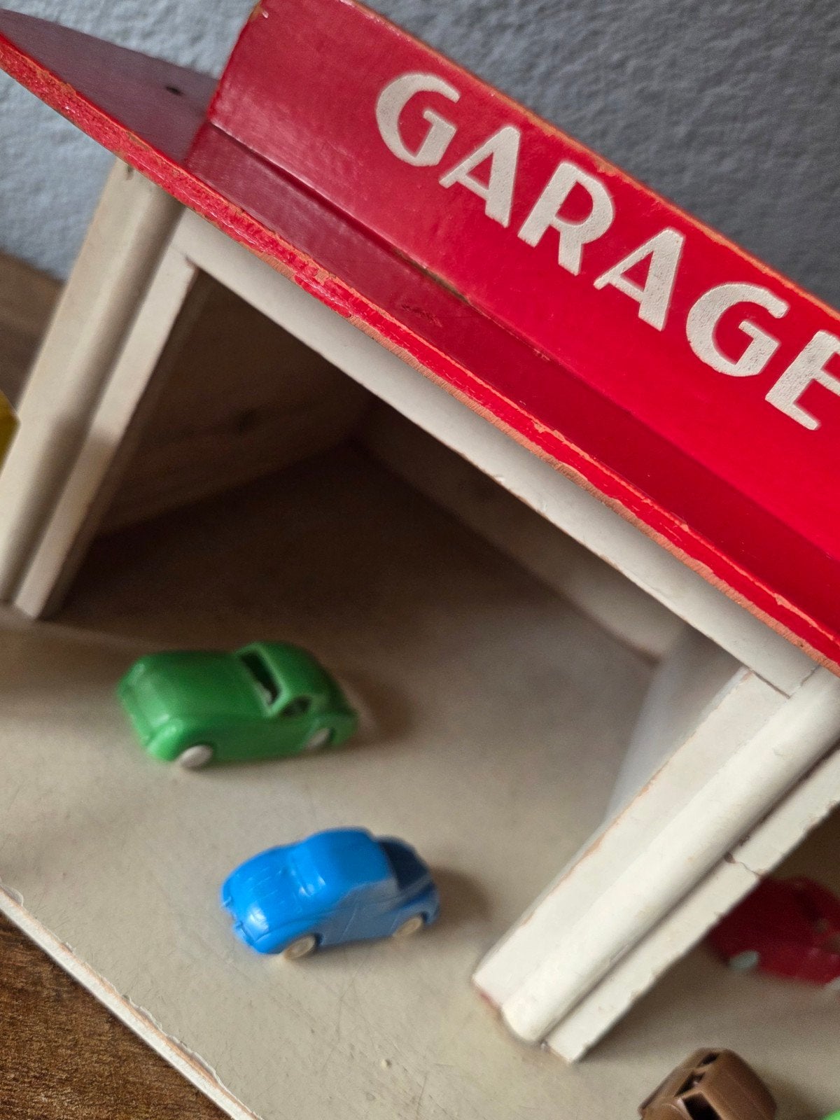 Foto 5 van Vintage Shell X-100 Speelgoedgarage uit 1955 met 6 auto's