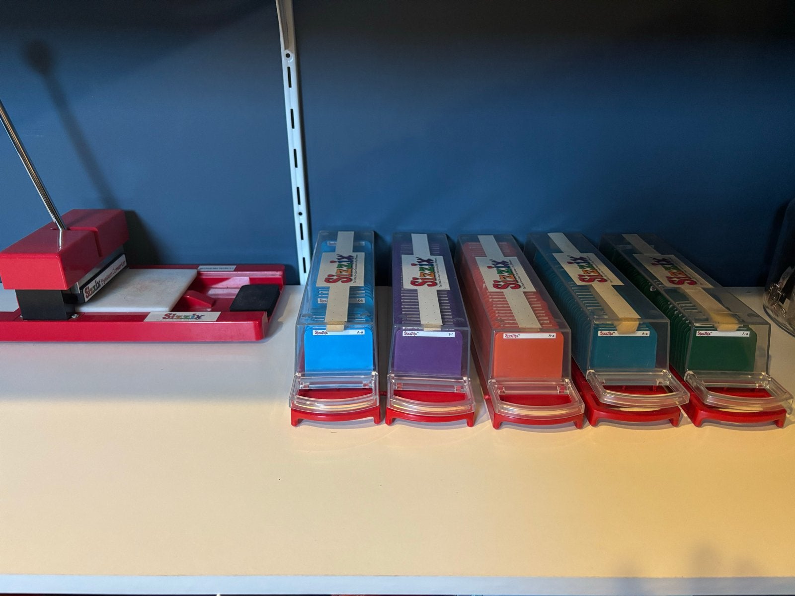 Sizzix Sizzlits alfabet stansmallen en stansmachine, Gebruikt, Gereedschap of Toebehoren, Meerkleurig, Metaal