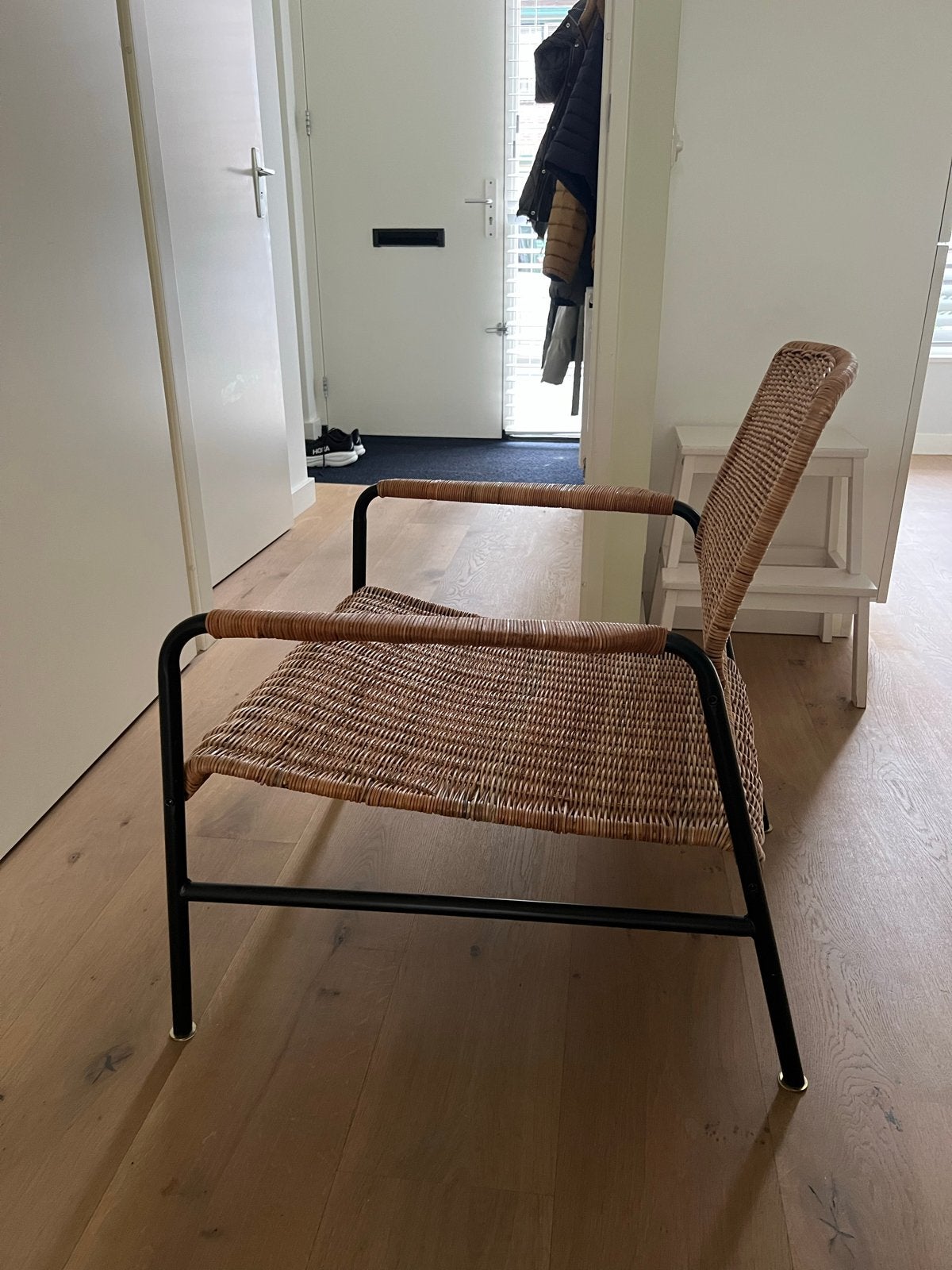 Rotan/rieten stoel met zwart metalen frame, Ophalen, Bruin, Zo goed als nieuw, Metaal
