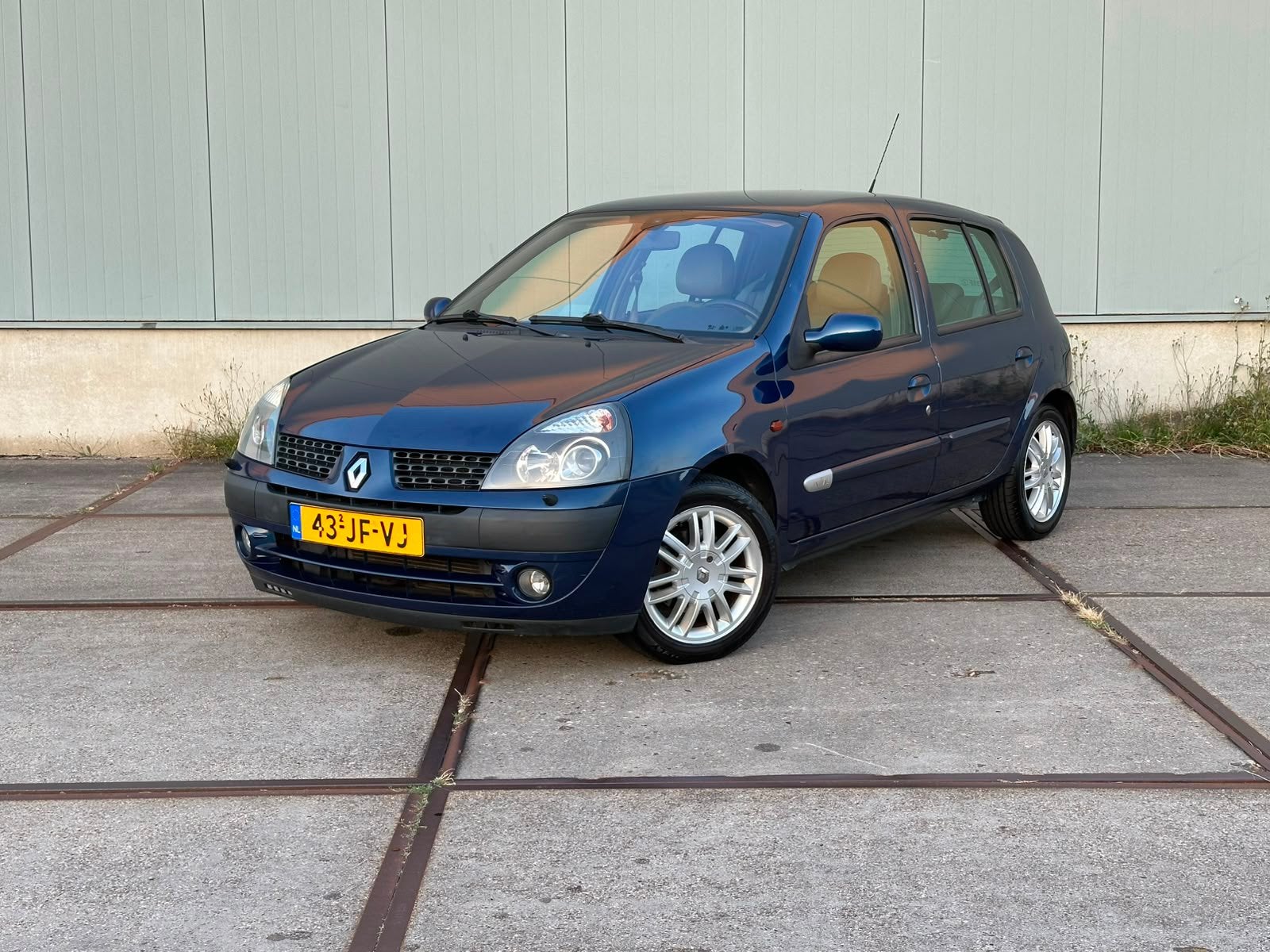 Renault Clio Initale | Automaat | Airco | Nap | leer, Auto's, Renault, 40 €/maand, 4 cilinders, Blauw, 1200 kg