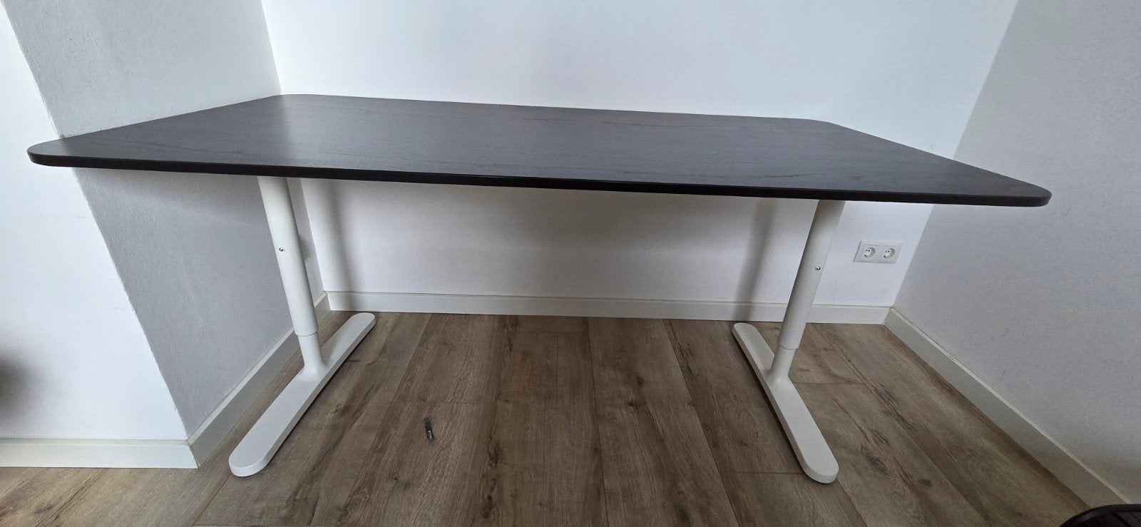 IKEA Bekant bureau met beeldschermarm, Ophalen, Spaanplaat of MDF, In hoogte verstelbaar, Zo goed als nieuw