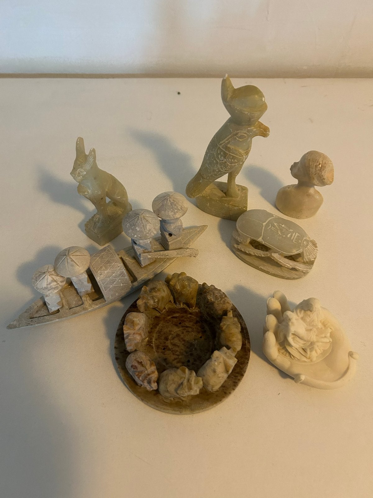 Verzameling van 8 handgesneden stenen beeldjes, Minder dan 20 cm, Natuurlijk materiaal, Ophalen of Verzenden, Beeld